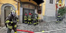 Incendio teatro Sannazaro a Napoli, l'intervento dei vigili del fuoco