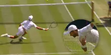 Tuffo e inchino: Djokovic regala spettacolo a Wimbledon. VIDEO