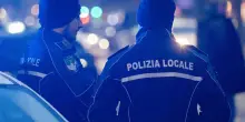 Milano, ubriaco investe motociclista e pedone e scappa: arrestato