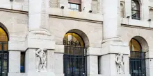 Borse europee in rosso, Milano la peggiore: -2,54%. Spread a 124 punti