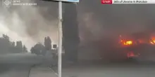 Attacco russo a Snihurivka, in fiamme un negozio