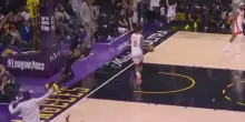 NBA, incredibile LeBron: schiacciata in reverse a 41 anni