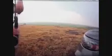 Bodycam mostra un fulmine cadere vicino agli agenti