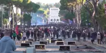 Proteste giovani a Tirana, scontri con la polizia