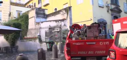 Incendio in centro a Napoli, a fuoco il teatro Sannazaro