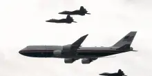 Trump torna a casa con il vecchio Air Force One: giallo sui motivi
