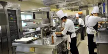 Cina, stop ghost kitchen: obbligo negozio fisico per chi vende online