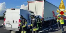 Scontro tra un furgone e un camion sull'autostrada A4, un morto
