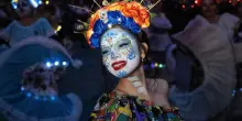 Citt&agrave; del Messico, sfilata delle Catrinas apre il Dia de los muertos