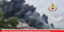 Ancona, maxi incendio in un deposito di materiale plastico
