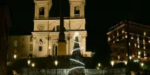Roma, acceso l'albero di Natale in piazza di Spagna. FOTO