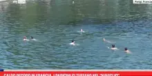 Caldo record in Francia, parigini si tuffano nel 'naviglio'