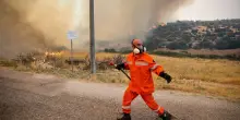 Incendio in Grecia, fiamme alle porte di Atene: 'Situazione migliora'
