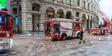 Milano, incendio in un palazzo vicino alla Rinascente in piazza Duomo