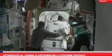 Astronauti al lavoro all'esterno della Stazione Spaziale