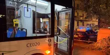 Napoli, donna accoltellata su un bus al Vomero da uno sconosciuto