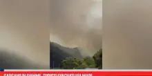Gargano in fiamme, turisti evacuati via mare