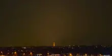 Meteo, un fulmine colpisce la Torre Eiffel a Parigi