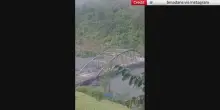 Nepal, la piena travolge e spazza via un ponte