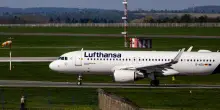 Lufthansa, media: a terra fino a 40 aerei per la carenza di carburante