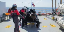 Nave di Emergency soccorre un'imbarcazione, 7 migranti morti