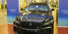 Jaguar, prodotta l'ultima auto con motore termico: &egrave; la Jaguar F-Pace