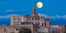 Superluna Fredda fotografata a Polignano a Mare: lo scatto di Barnaba