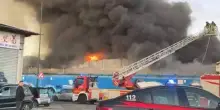 Incendio a Napoli, in fiamme capannone industriale in via Brin