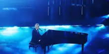 Sanremo, standing ovation per Andrea Bocelli super ospite della finale