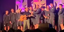 La dedica del Bologna a Italiano: Morandi canta con De Silvestri. VIDEO