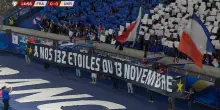Stade de France, striscione per le vittime degli attentati