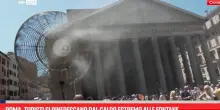 Roma, turisti si rinfrescano dal caldo estremo alle fontane