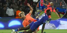 VIDEO. Botta in testa per Pacho: 'scarpata' di Fermin Lopez in Psg-Barcellona