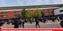 Francia, studenti francesi bloccano le scuole per protestare