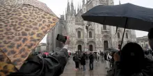 Maltempo a Milano, forte pioggia, vento e grandine sulla citt&agrave;