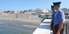 Ostia, si tuffa dal pontile e batte la testa: morto un giovane