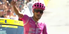 Tour de France, Carapaz vince la 18^ tappa. Pogi in giallo