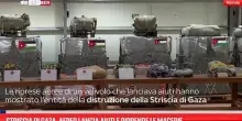 Striscia di Gaza, aereo lancia aiuti e riprende le macerie
