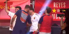 De La Fuente portato in trionfo dai giocatori sul palco