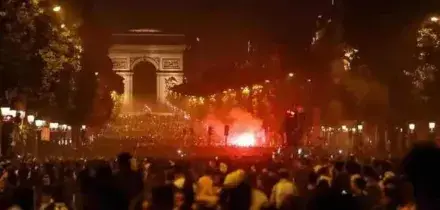 Parigi, incidenti festa Champions: un morto e diversi feriti gravi