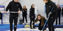 Kate e principe William in Scozia, a Falkirk e partita di curling
