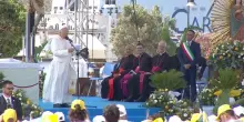 Papa a Lampedusa: 'Pi&ugrave; che le parole contano i gesti'