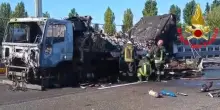 Incidente sulla tangenziale ovest di Milano, camion in fiamme