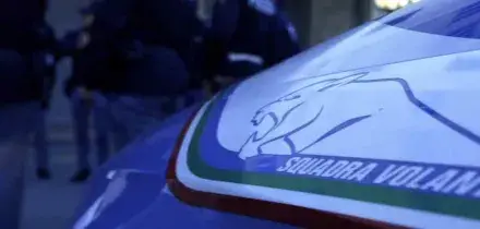 Bus arriva &ldquo;lungo&rdquo; alla fermata, stacca a morsi orecchio autista