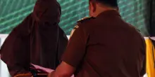 Indonesia, 4 persone frustate in pubblico per relazioni extraconiugali
