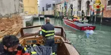 Venezia, tre persone cadono in acqua: muore un 20enne