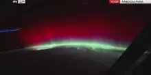 Rara aurora rossa ripresa dallo spazio da astronauta Pettit