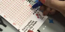 UK, vince 15 milioni alla lotteria: madre butta biglietto per errore