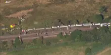Treno deragliato in Inghilterra, carrozze ribaltate e passeggeri intrappolati