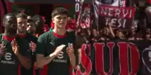 Milan, delirio a Milanello: 5 mila tifosi caricano cos&igrave; la squadra. VIDEO